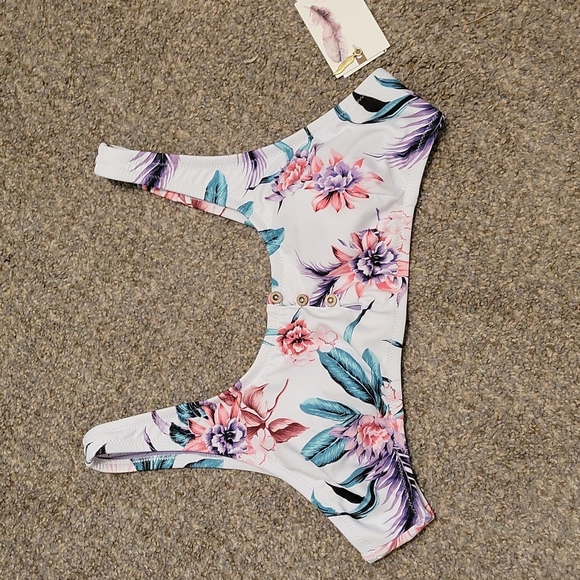 Jessica Simpson swimsuit - Picture 6 of 10